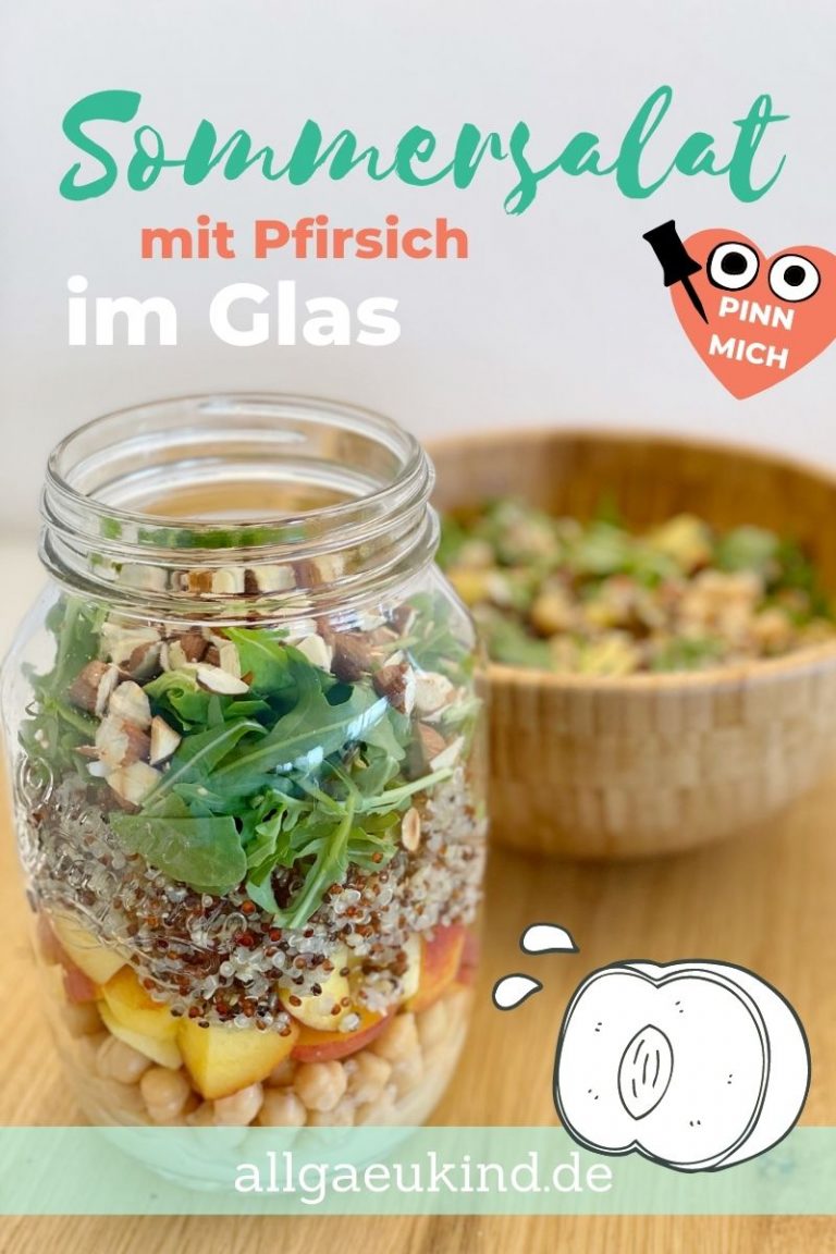 Sommersalat im Glas mit Pfirsich und Quinoa
