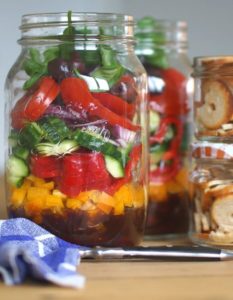 Italienischer Brotsalat - vegan im Glas