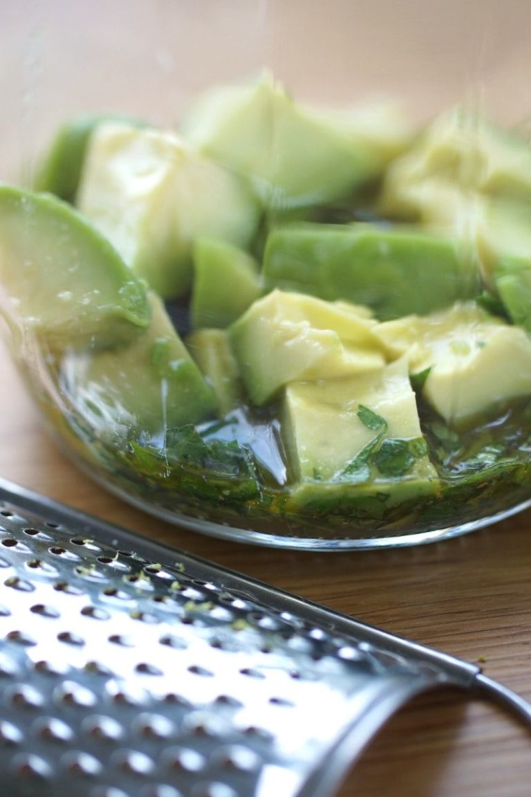 Avocadowürfel für deinen Salat mit Falafel