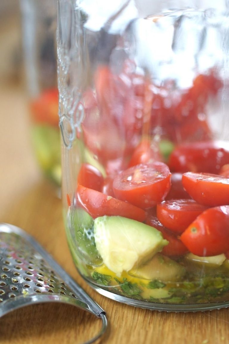 halbierte Tomaten für den schnellen Falafelsalat