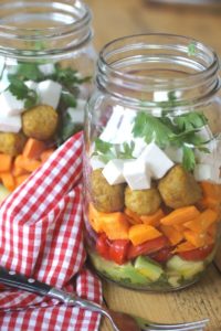 Schneller Falafelsalat mit gebackener Süßkartoffel