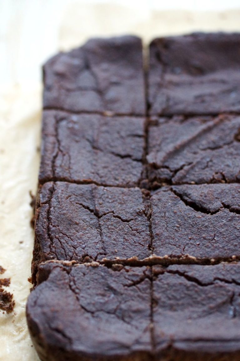 16 Stücke schokoladiges Glück - Schwarze Bohnen Brownies