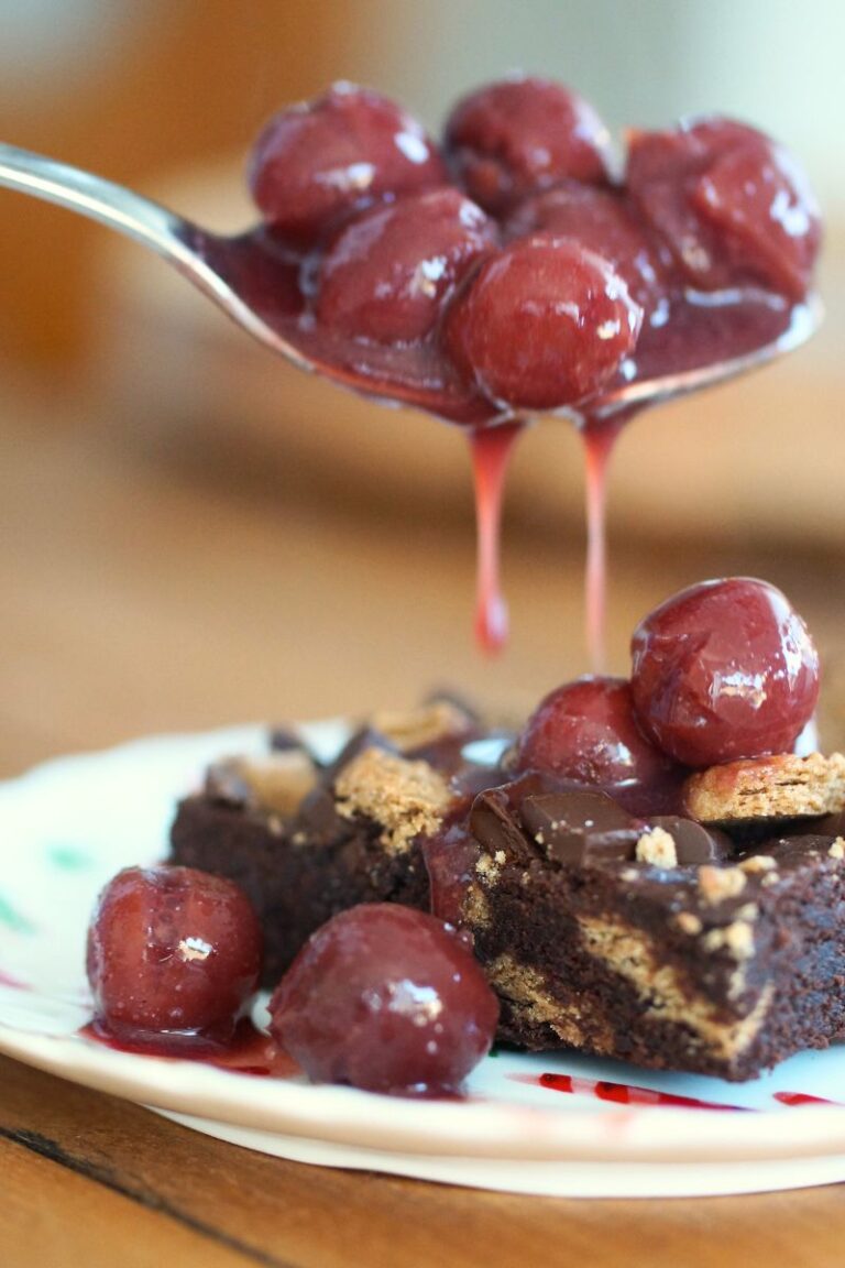 Spekulatius Brownies mit Glühweinkirschen